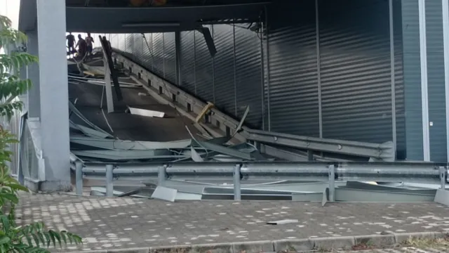 Бурята отнесе фасадата на Мол Бургас Плаза Снимки от щетите