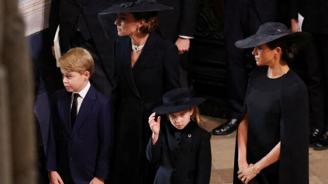 Принц Джордж и принцеса Шарлот вървяха зад ковчега на кралица
