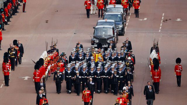 Великобритания изпрати любимата си кралица с безпрецедента траурна церемония в