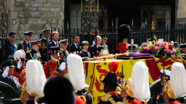 Ковчегът с тленните останки на Елизабет II е положен в