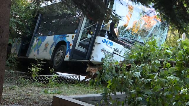 Осем души пострадаха след като автобус на градския транспорт се