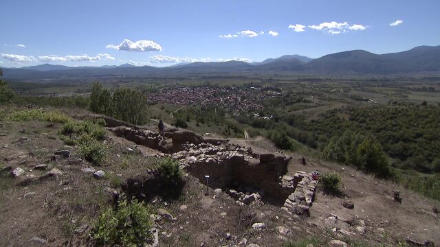 Иманяри с багери разкопаха некропол на 1500 години от ранното