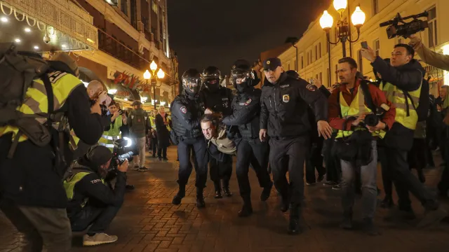 Повече от 1400 души бяха арестувани при протестите в Русия