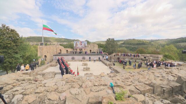 Празникът във Велико Търново продължава през целия ден като акцент