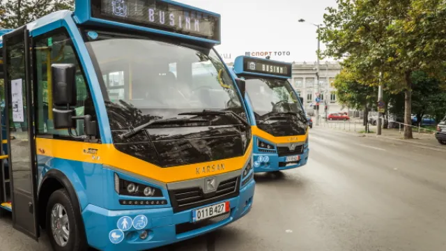 Два от общо пет микробуси са доставени в София по