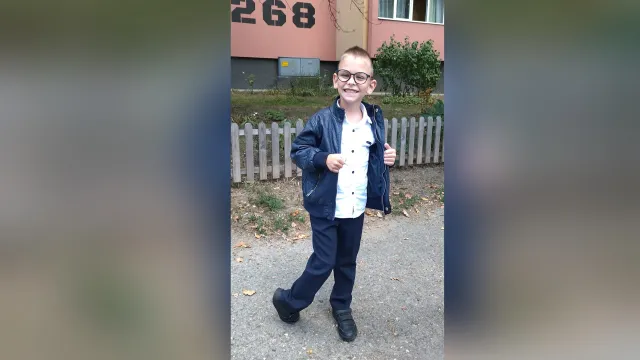 8 годишният Емил има нужда от средства за да може да