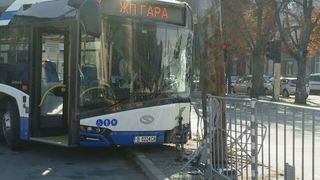 Катастрофа с автобус от градския транспорт във Варна Ударил се