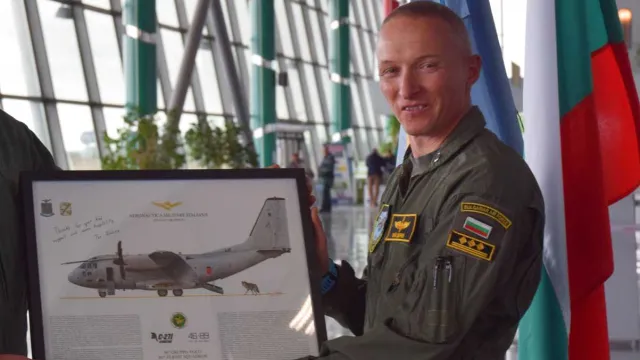 Състоянието на пилота пострадал при вчерашния инцидент на авиобаза Безмер