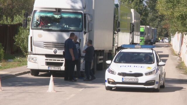 Под полицейска охрана машините за вота потеглиха от София към