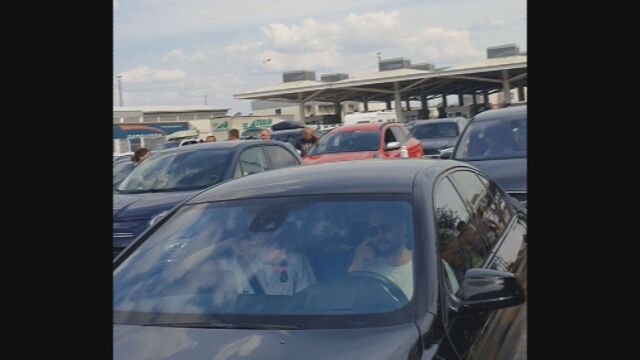 Огромна колона от автомобили се образувала на вход за България