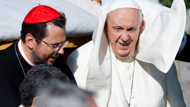 С тържествена церемония и военни почести папа Франциск официално беше