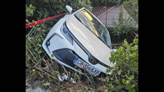 Автомобил се приземи в двора на къща на хълм Бунарджика