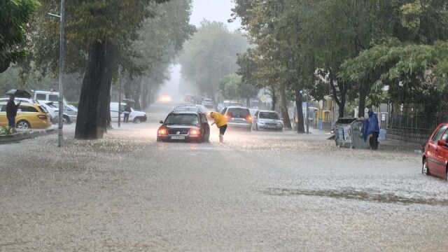 Обилни валежи и наводнения по Южното Черноморието Кадри от платформата на