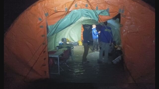 Очаква се екип български доброволци да се спусне в пещерата