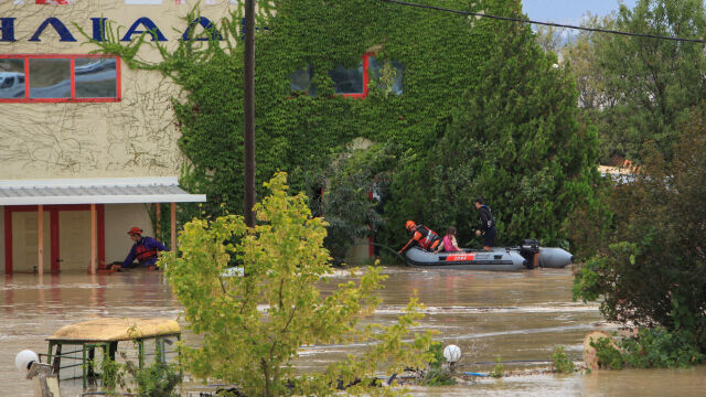 Сериозни наводнения с жертви има и в съседните Гърция и