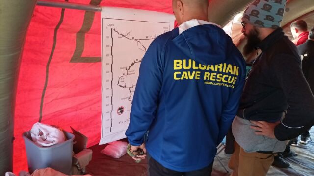 Български доброволци вече са в пещерата Морджа в Турция Те