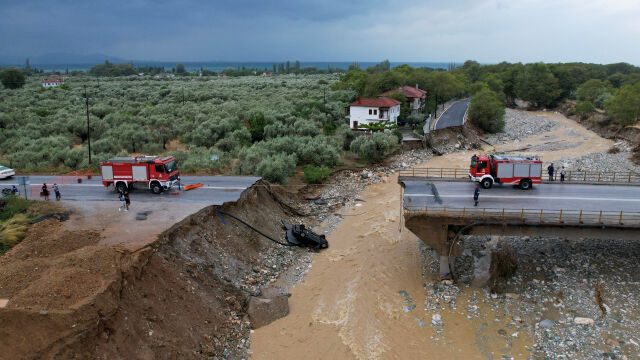 Заради наводненията тежка остава ситуацията в Гърция  Спасителните операции продължават
