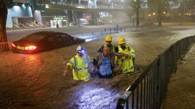 Най-големите валежи от 140 г.: Мащабни наводнения в Хонконг и Южен Китай (ВИДЕО и СНИМКИ)