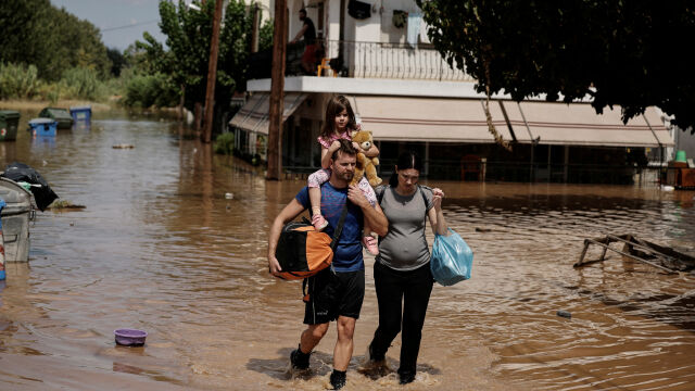 Жертвите на наводненията в Гърция вече са 10 Валежите спряха