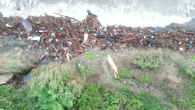 Големите наводнения по южното Черноморие вкараха в морето тонове боклуци