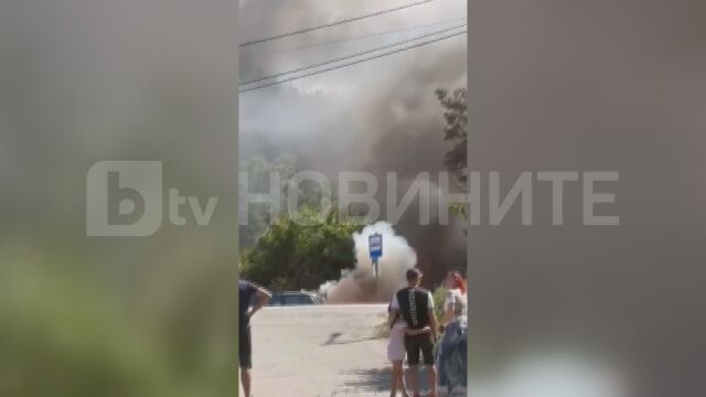 Три коли горят край благоевградския парк Бачиново Огънят е избухнал преди