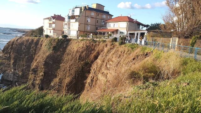 Наводнението по Южното Черноморие активизира опасно свлачище в Ахтопол Местни
