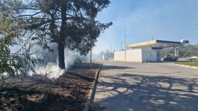 Пожар избухна на метри от бензиностанция в Казанлък Снимка БГНЕС Евакуирани
