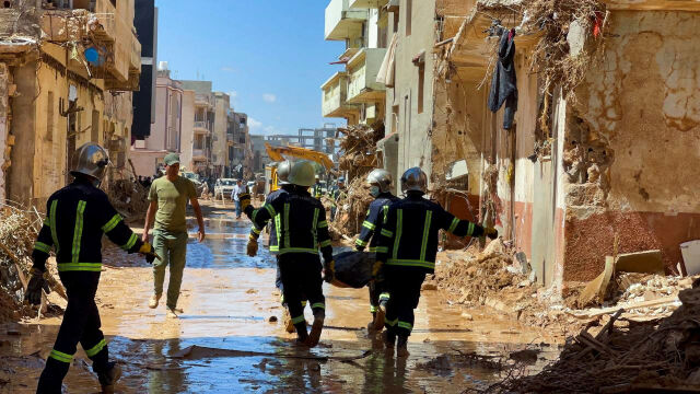 Властите в Либия предупреждават хората в опустошените от наводненията райони