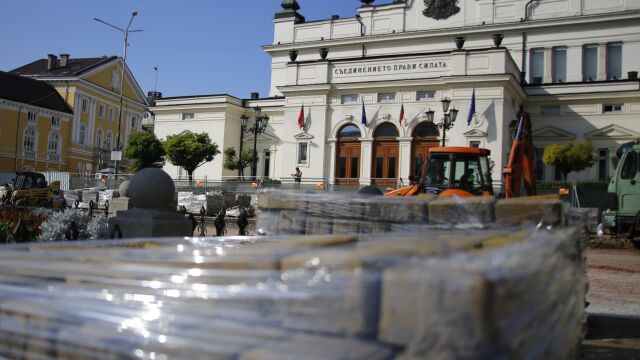 Остава затворено движението по централния булевард Цар Освободител в София Повторното