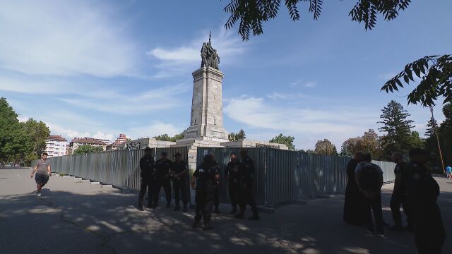 Ограждат скеле около Паметника на Съветската армия обяви областният управител
