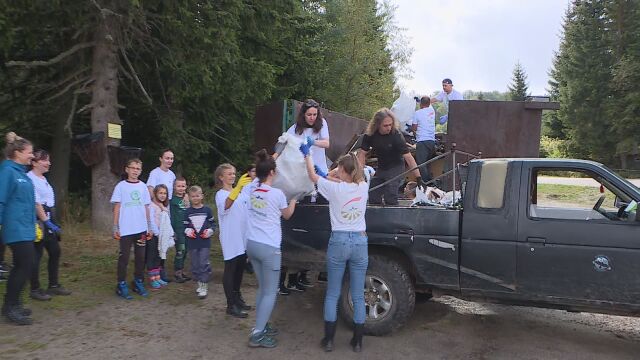 Десетки доброволци се включиха в почистването Природен парк Витоша Работата