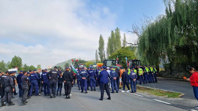 Общонационалният протест на зърнопроизводители започва Не зърнопроизводители а полицаи блокираха пътя