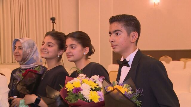 Тризнаци предизвикаха фурор с общ концерт за пиано в Ирак  