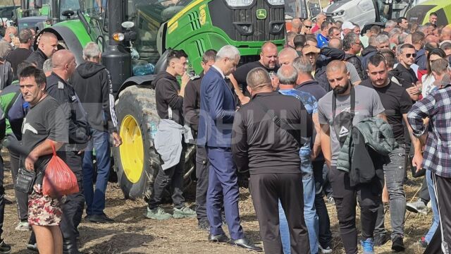 Лидерът на Възраждане Костадин Костадинов отиде при земеделските производители които протестират