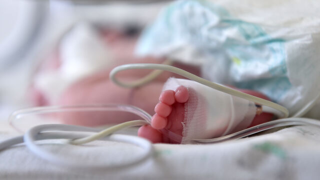 Двумесечно бебе загина при падане от балкон в Турция Майката