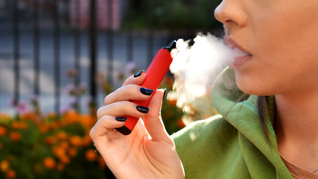 Електронните устройства за еднократна употреба за тютюнопушене ще бъдат забранени
