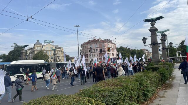 Протестът на партия Възраждане тръгна на шествие по улиците на