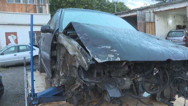 12-годишен катастрофира с крадена кола: Как се стигна до инцидента? 
