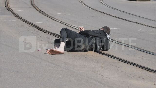 Мъж легна на трамвайните линии в близост до столичния площад