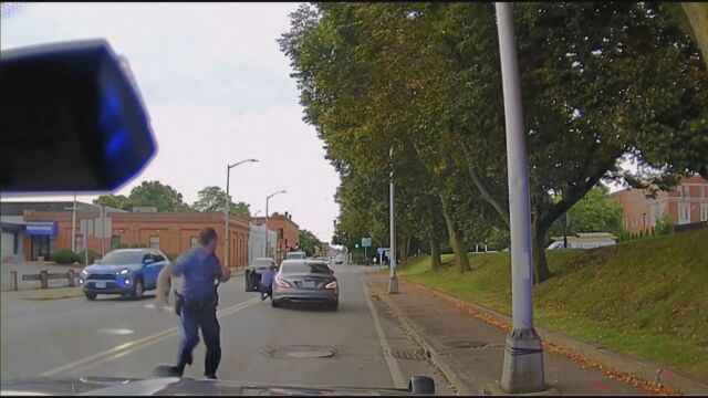 Шофьор влачи полицай с колата си по време на проверка в САЩ (ВИДЕО)