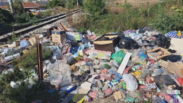 Тонове боклуци са натрупани по железопътната линия София Перник която минава