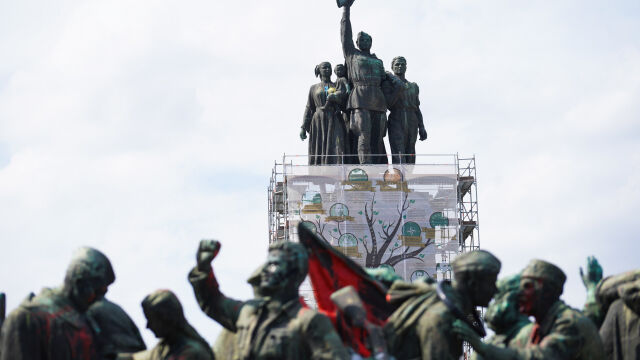 Паметникът на Съветската армия в София осъмна с интересен транспарант