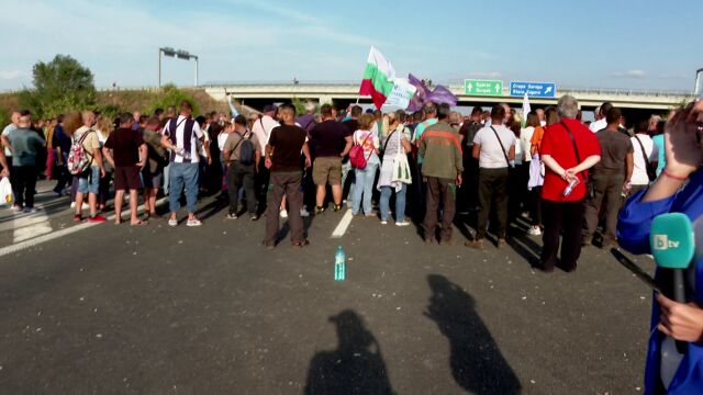 Продължават протестите на енергетиците на магистрала Тракия при отбивката за