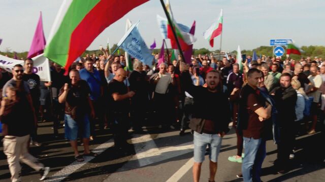 Протестиращите миньори продължават девети ден да блокират движението на магистрала