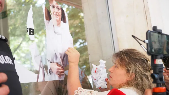  Напрежение пред централата на Българска социалистическа партия 