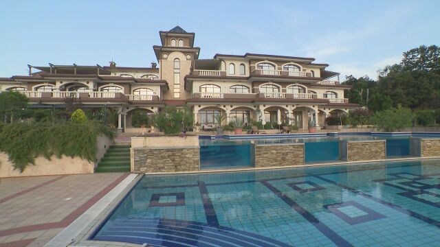 В късния следобед пред резиденция Росенец когато всички симпатизанти на