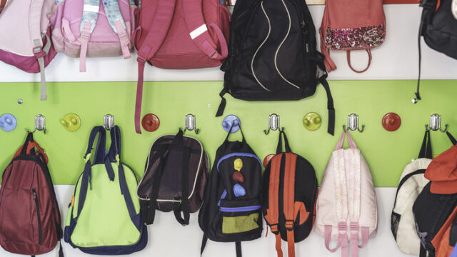  Сладките картинки по вратите на гардеробчетата или на закачалките за