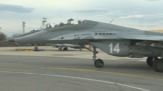 Изтребител F 16 пилотиран от италиански пилот излетя от авиобаза Граф