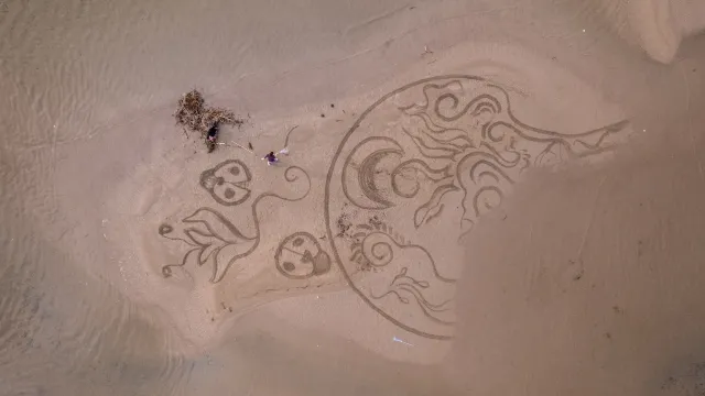  Художници от целия свят основават комплицирани рисунки в пясъка 