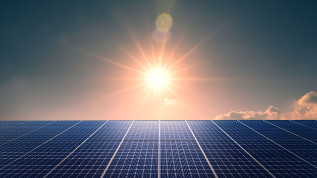 Соларните панели са много практични защото трансформират възобновяемата слънчева енергия в